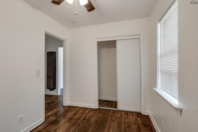 Building Photo - 604 E 1st St