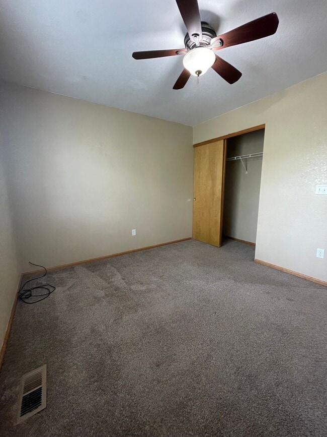 Building Photo - 3 Bedroom 2 Bath House in Thornton Available Now!