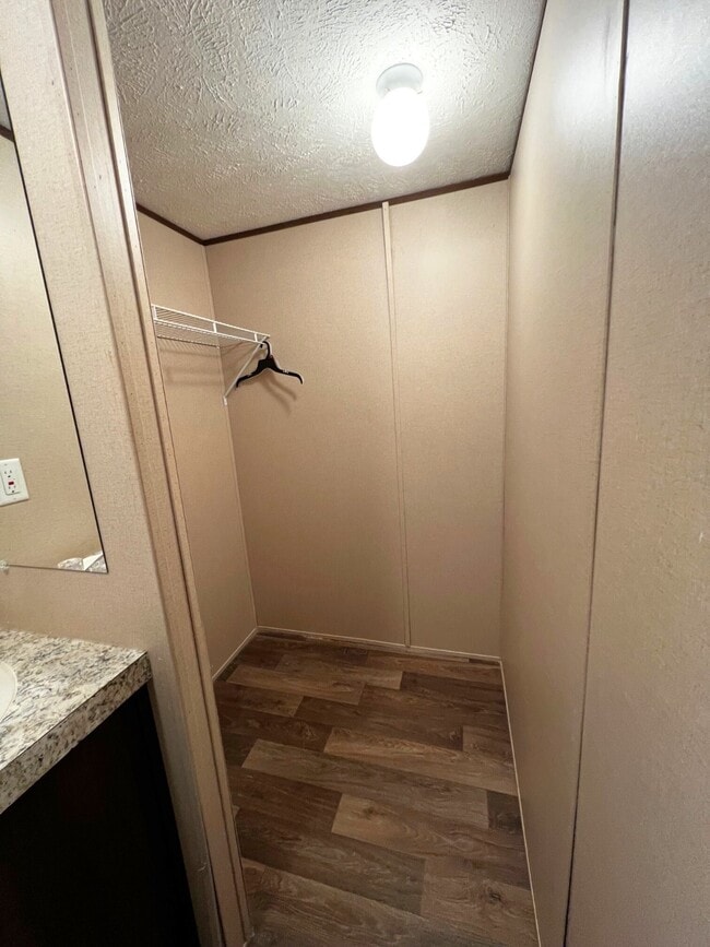 Building Photo - 1000 Maple Hls Pk