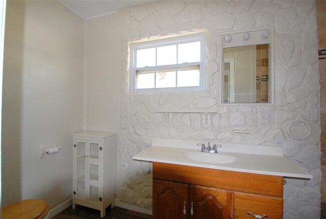 Building Photo - 247 Short St