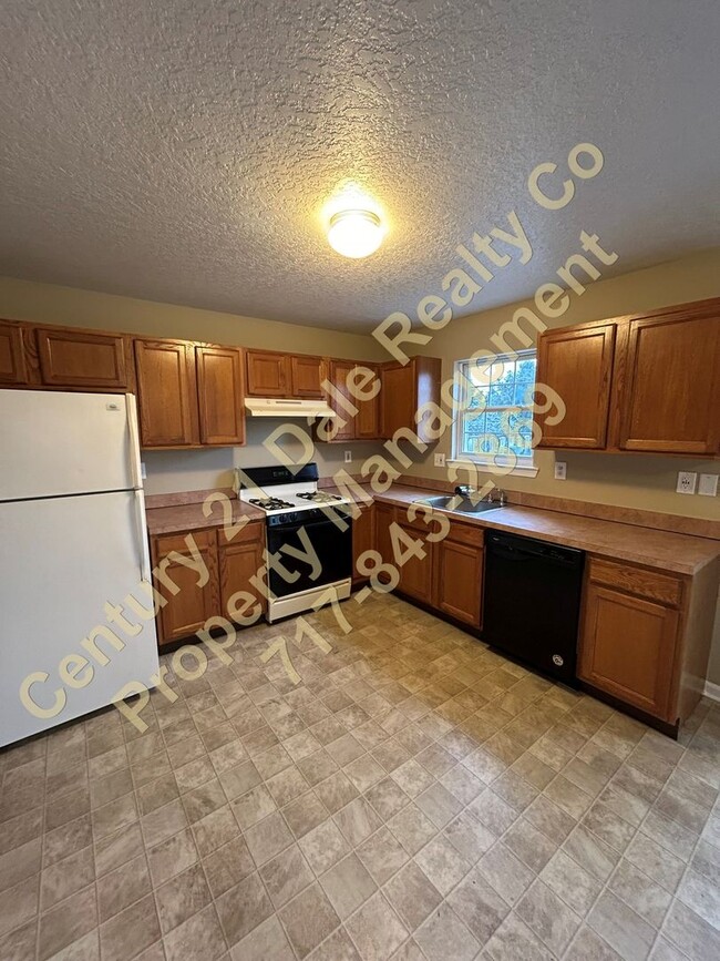 Building Photo - 3 BR 1.5 Bath Townhome in Eastern School D...