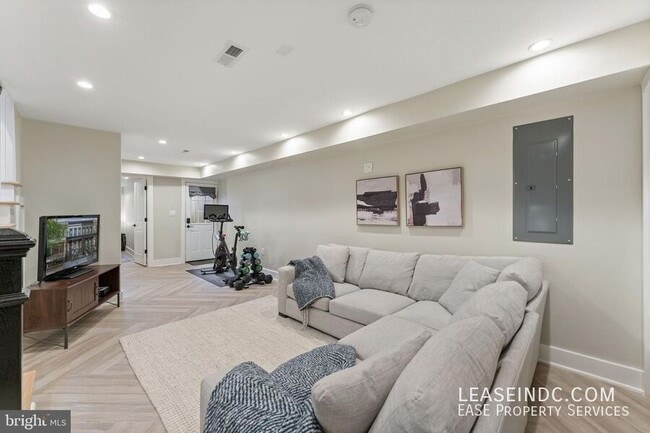 Building Photo - 121 15th St SE