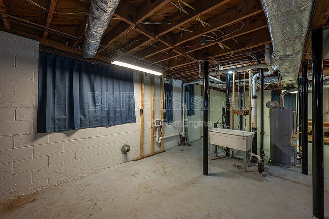Building Photo - 245 Brook Dr
