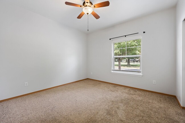Building Photo - MOVE IN READY! 2 bed, 2 bath townhouse. No...