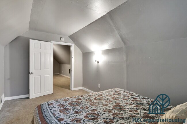 Building Photo - Furnished 3-Bedroom Carriage House on Bird Ave