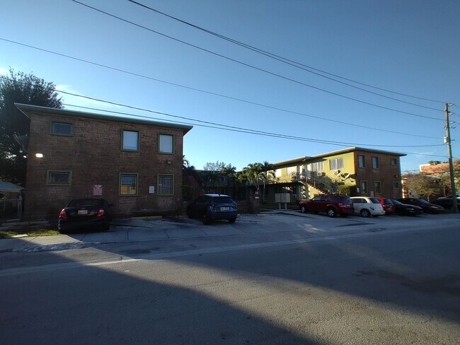 Interior Photo - 600 SW 9 AVE