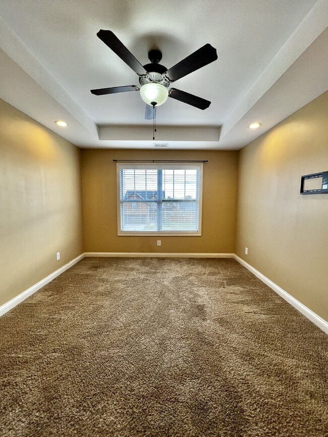 Building Photo - Charming 3BR/2.5BA Home in Clarksville! PE...