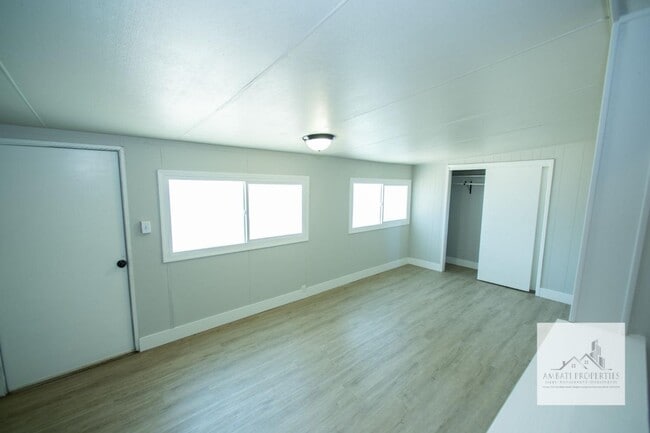 Building Photo - 1136 E Griffith Way