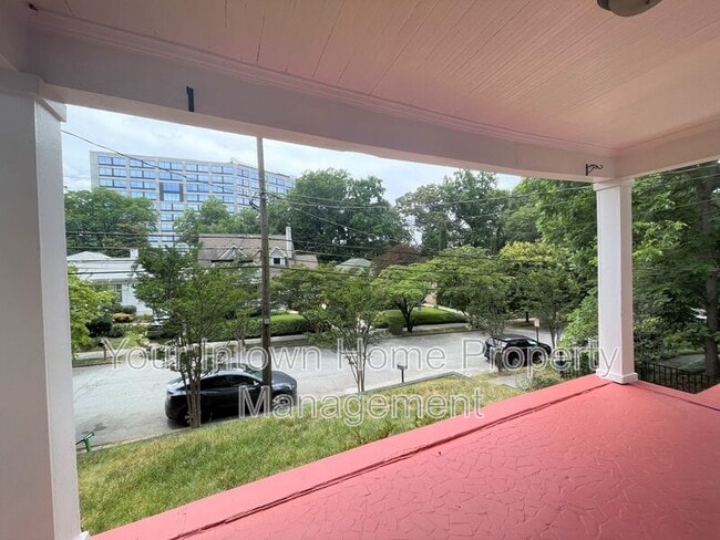 Building Photo - 639 Somerset Terrace NE