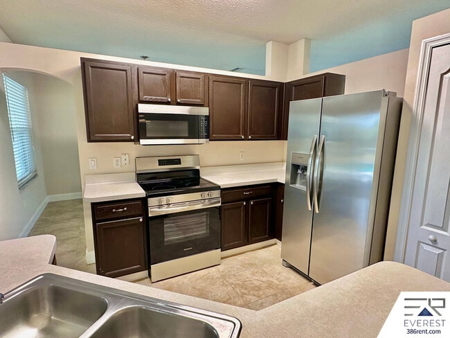 Building Photo - 16 Pinelynn Dr