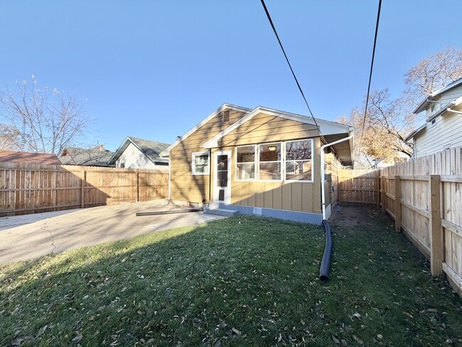 Building Photo - 1616 Dewey Ave