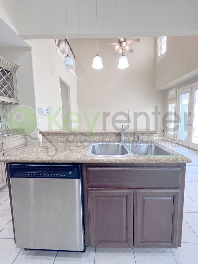 Building Photo - Gorgeous 4b/4.5bath house in McAllen