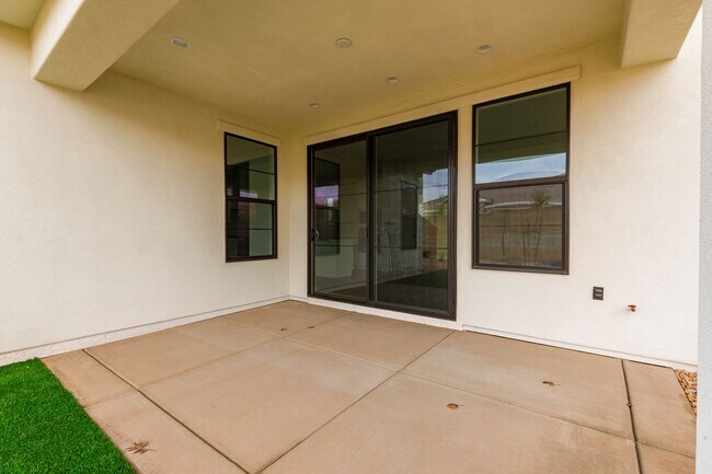 Building Photo - Beautiful New Home with access to community pool