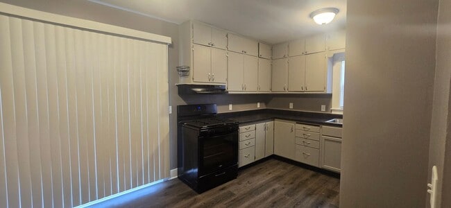 Building Photo - 1590 W. Waggoner-- 2 bed, 1 bath