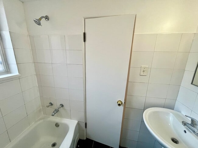 Building Photo - Cozy Garden level 2 bed 1 bath near Centra...