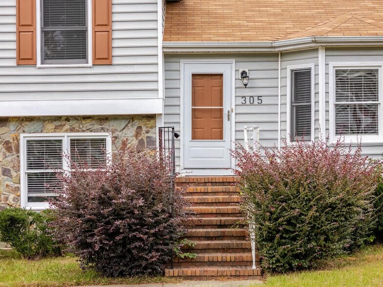 Building Photo - 305 Humble Rd