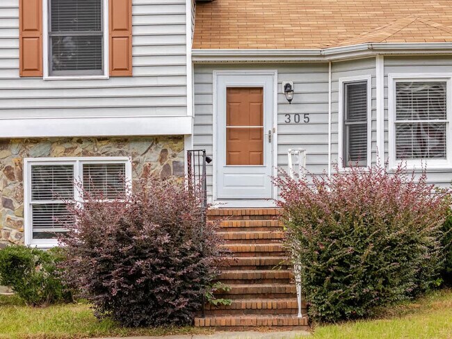 Building Photo - 305 Humble Rd