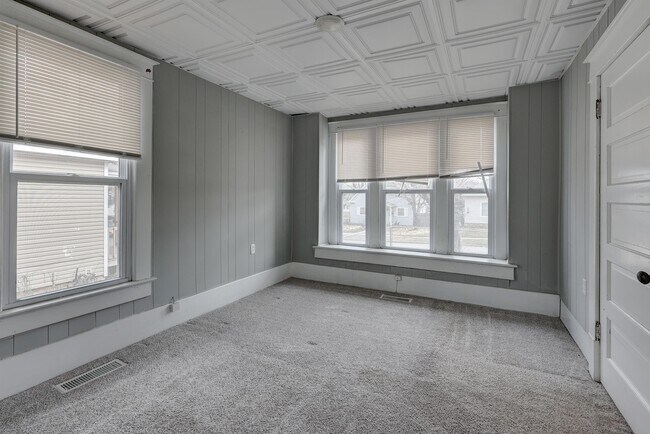Building Photo - 310 N Jackson Ave
