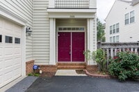 Building Photo - Spacious, Light-Filled Home in the Desirable Broadlands