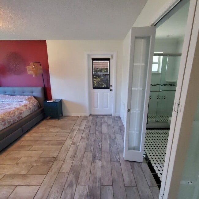 Building Photo - 202 W High Point Terrace