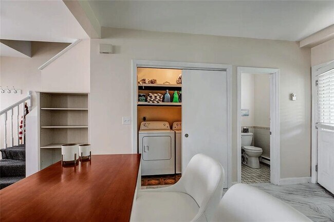 Building Photo - 27 Thames St