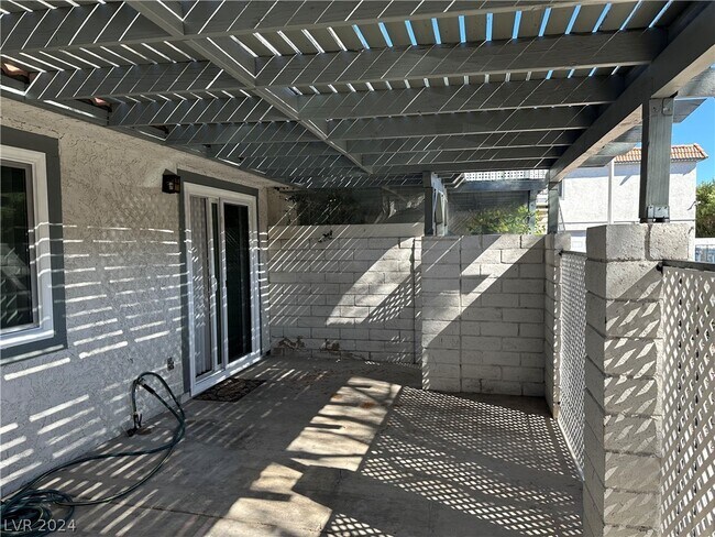 Building Photo - 1121 Willow Tree Dr