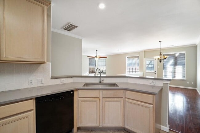 Building Photo - 1135 Disraeli Cir