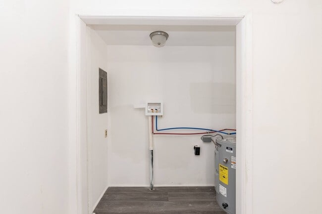 Building Photo - Three Bedroom Home!