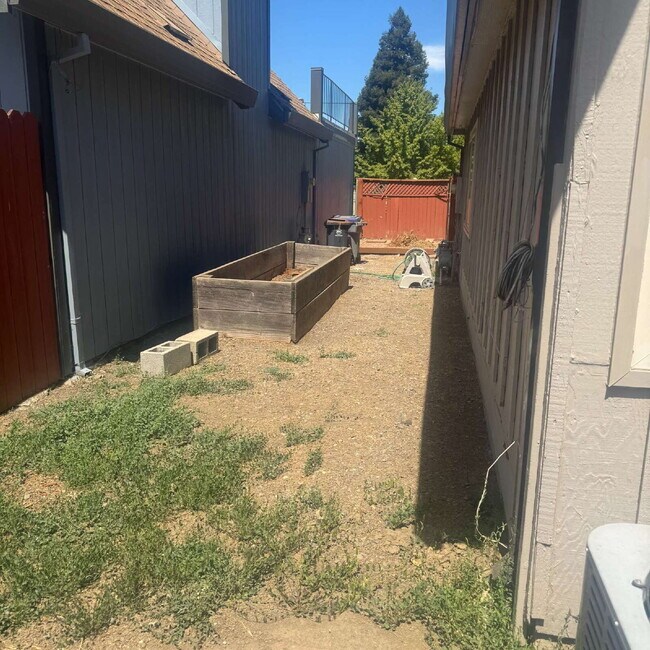 Building Photo - South Davis Townhome