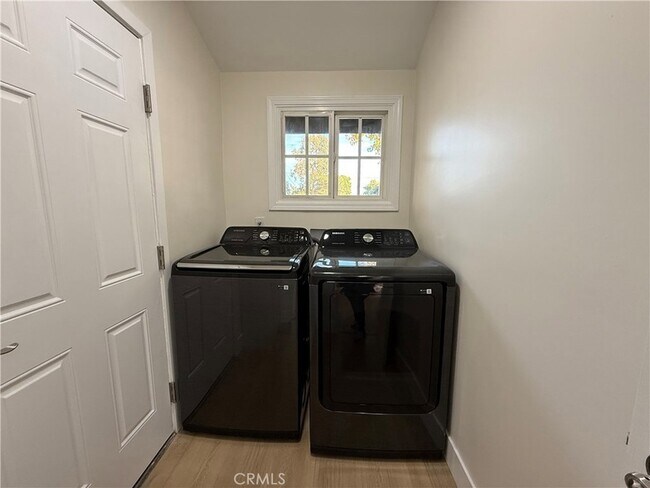 Building Photo - 9123 Woodley Ave