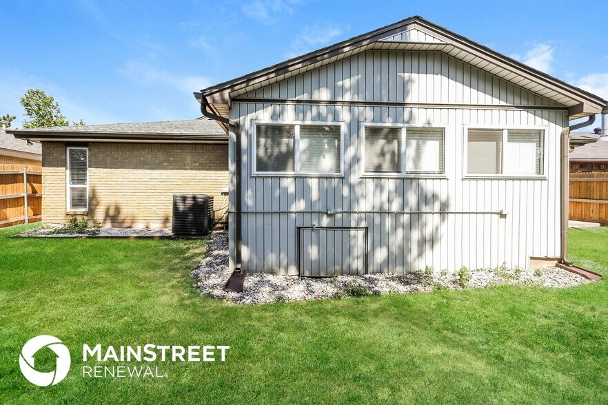 Building Photo - 8829 Parkridge Dr