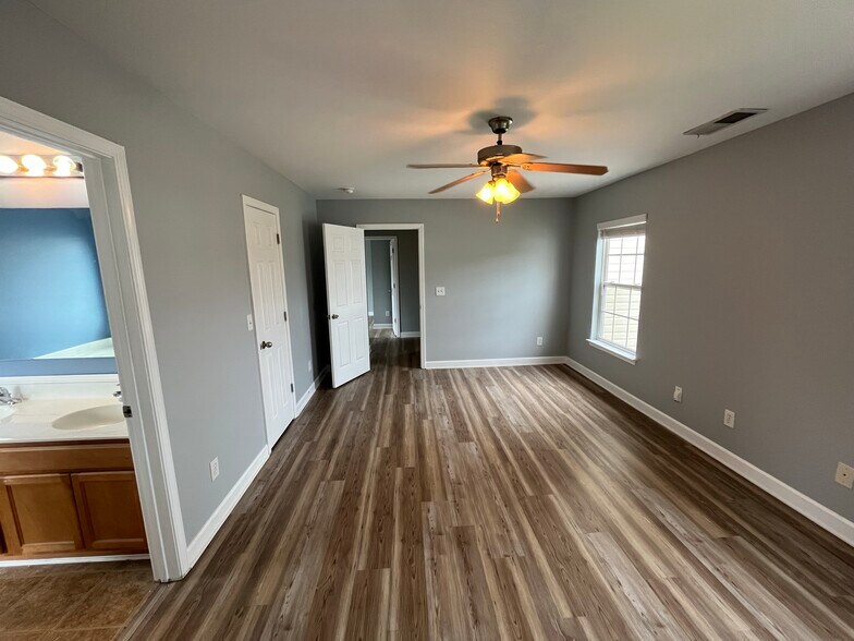 Building Photo - 913 Redford Ln