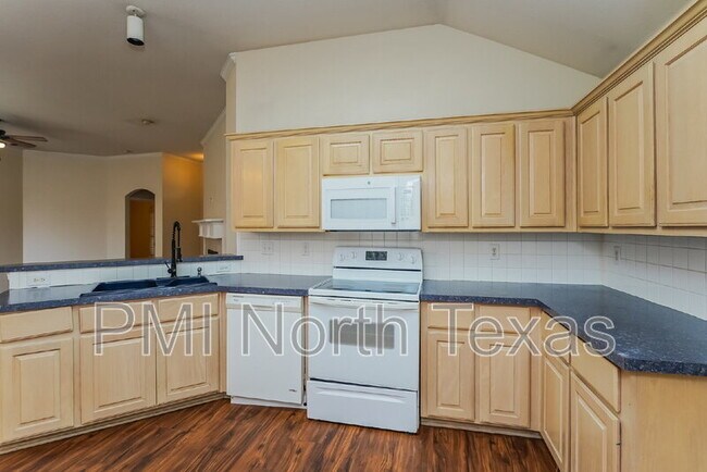 Building Photo - 10706 Robincreek Ln