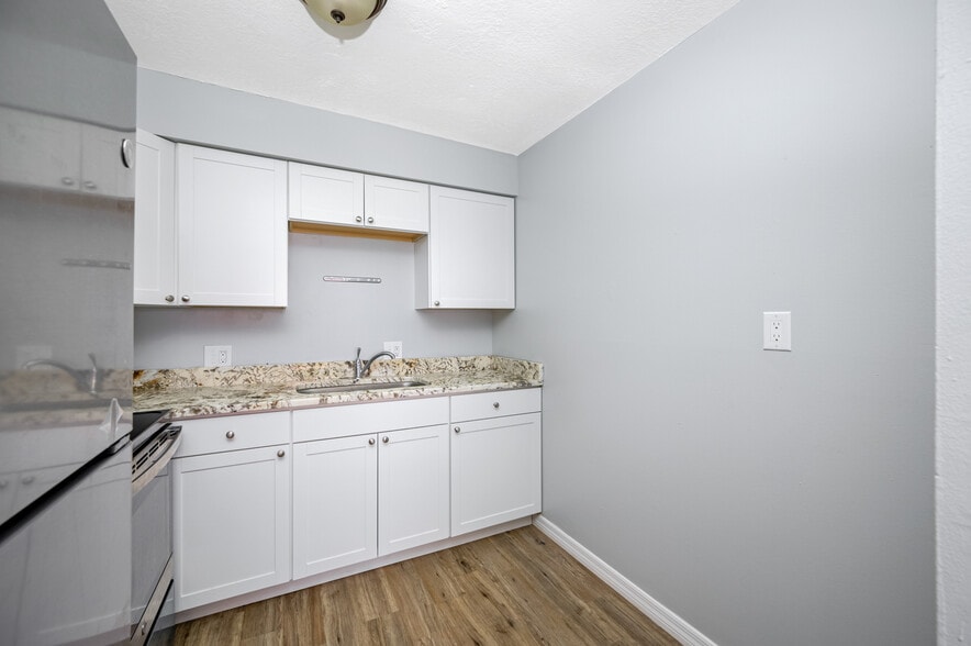 Building Photo - Sunny Point Apartments