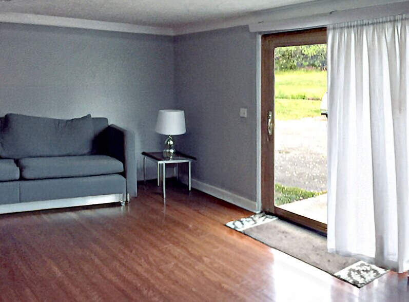 Large recreation room in walk-out basement. - 1404 Winthorne Drive