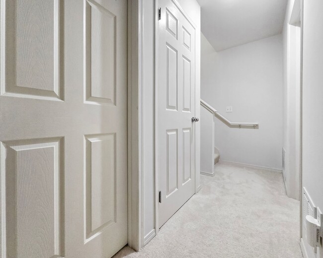 Building Photo - Spacious 3-Bed, 3-Bath Home with Lower Lev...