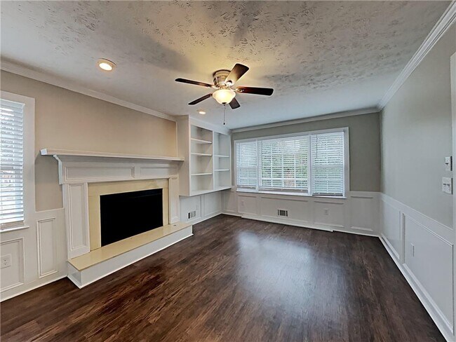 Building Photo - 820 Providence Dr