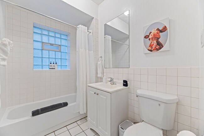 Building Photo - 907 W Agatite Ave