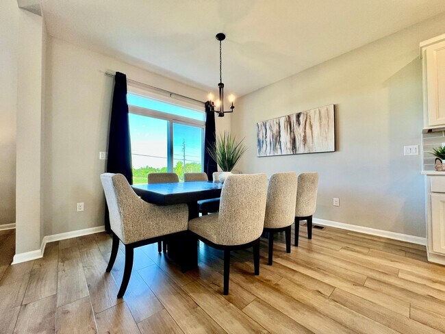 Building Photo - Fully Furnished Executive Miamisburg Home