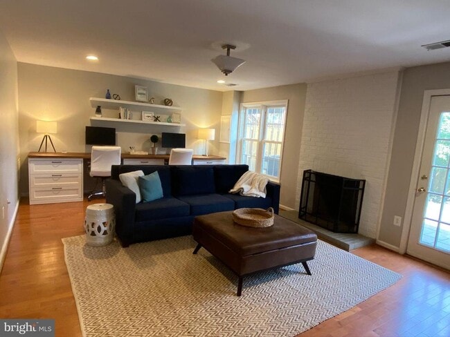 Building Photo - 216 Gretna Green Ct
