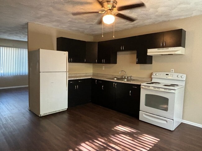 Building Photo - %50 OFF FIRST MONTH'S RENT! Spacious 3 bedroom home with large backyard deck!