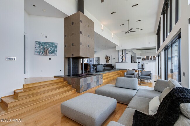 Building Photo - 4228 E Highlands Dr