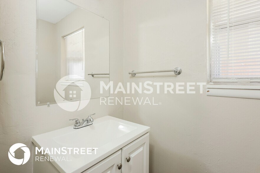 Building Photo - 2632 Kings Way