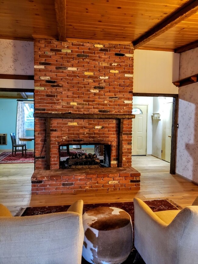 Building Photo - Mostly Furnished Bishop home with large li...