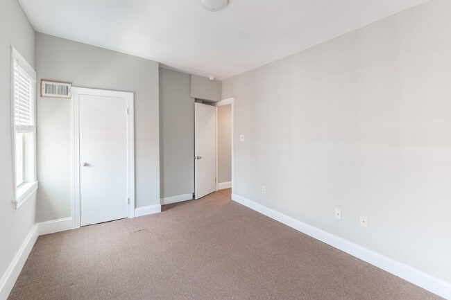 Building Photo - Three Bedroom Home in Graduate Hospital