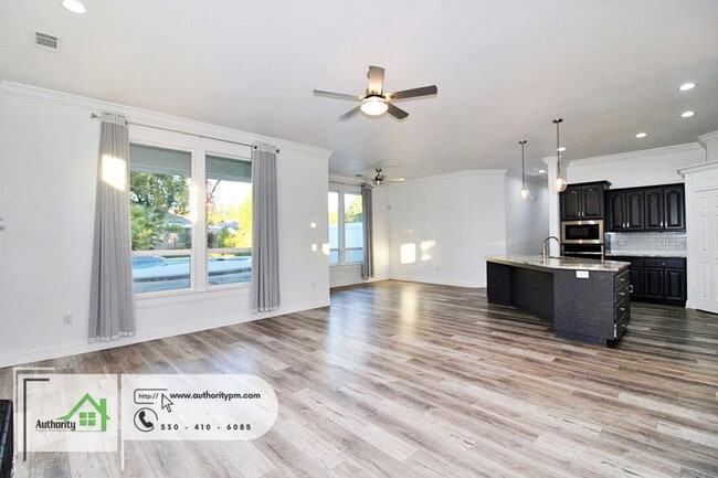 Building Photo - 2724 Western Oak Dr