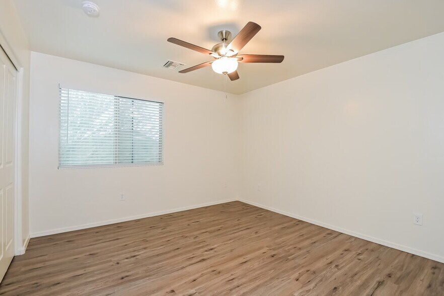 Building Photo - 933 W Calle Arroyo Norte