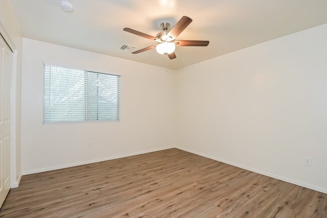 Building Photo - 933 W Calle Arroyo Norte