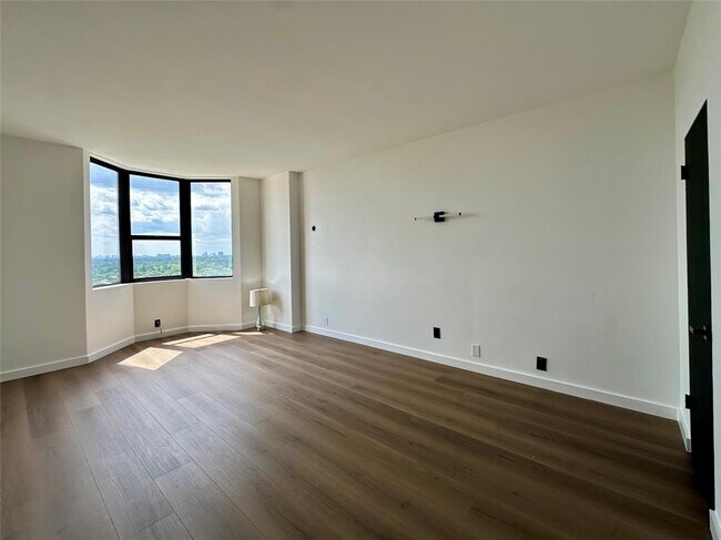 Building Photo - 651 Bering Dr