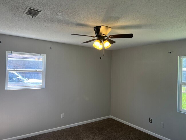 Building Photo - 3 bedrooms - 2 bath Home